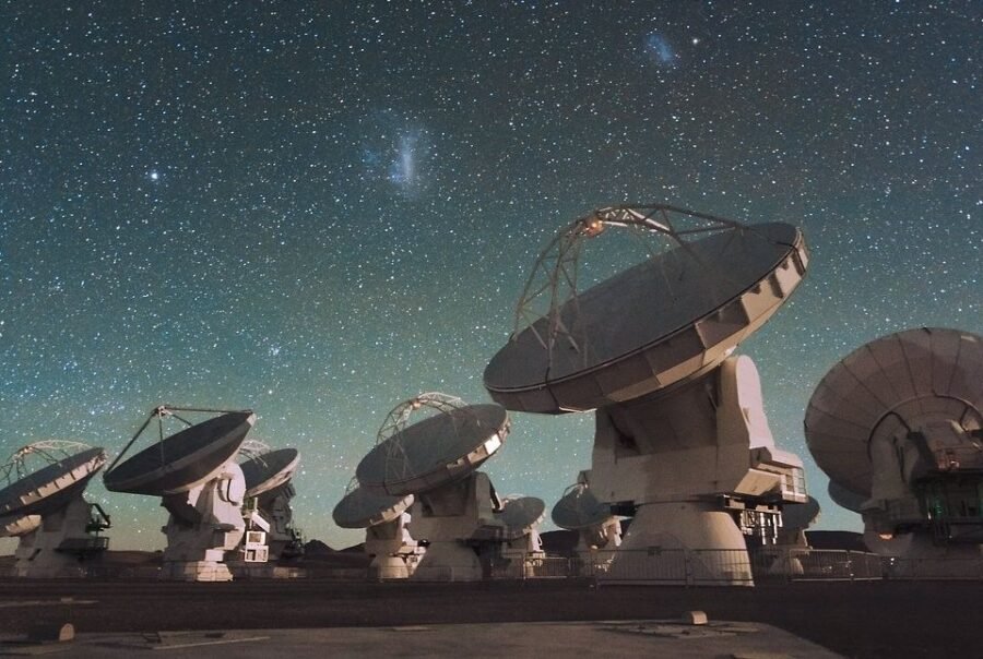 Atacama Large Millimeter-submillimeter Array (ALMA)